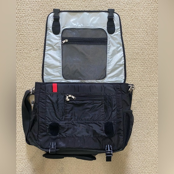 SOLD- Titleist Laptop Messenger Travel Bag. Excellent Condition. - Picture 3 of 13